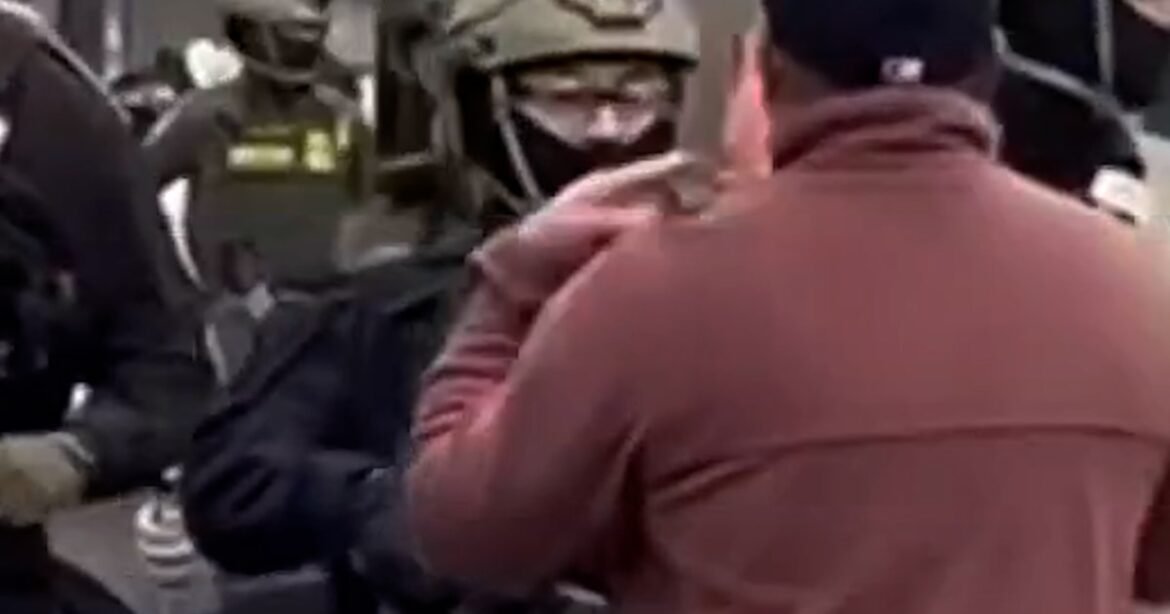 Federal agents clash with Chicago protestors