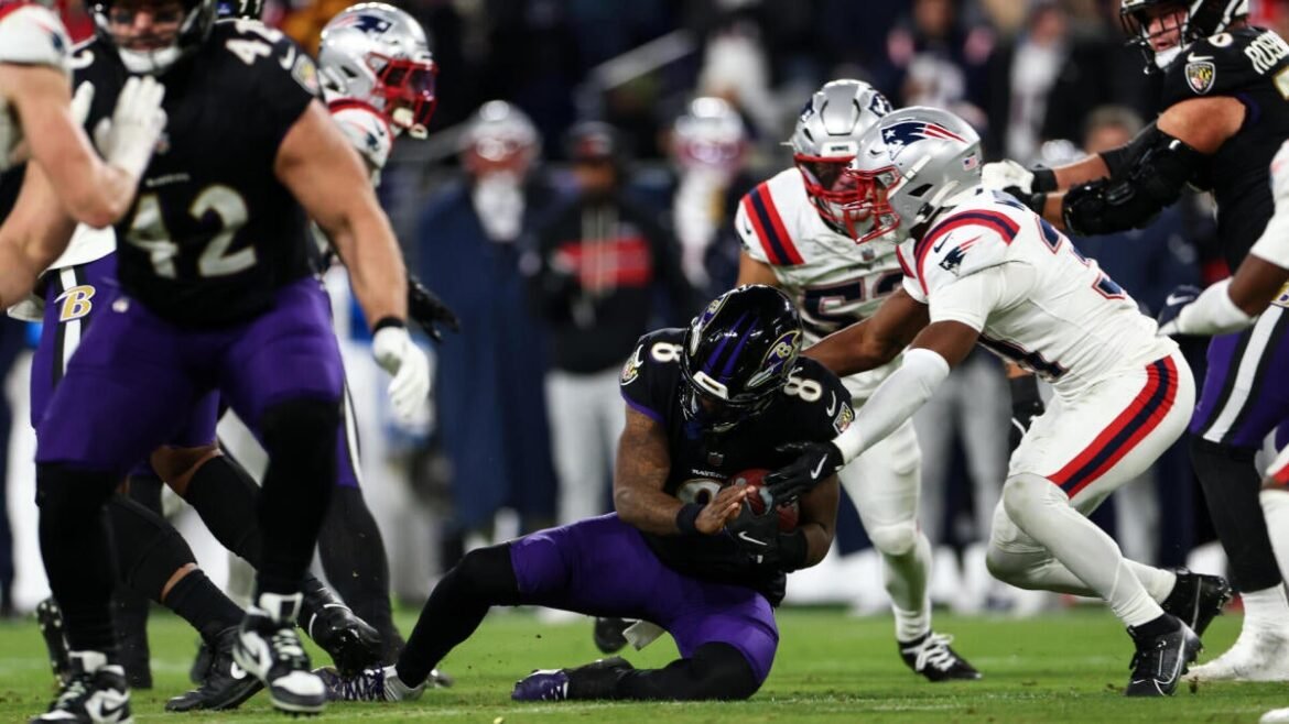 Lamar Jackson injury: Ravens star quarterback leaves with back injury, ruled out