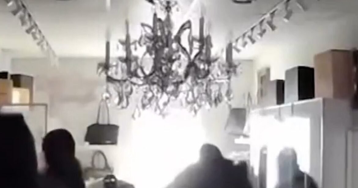 Masked suspects clear out Chicago shop in 2-minute heist