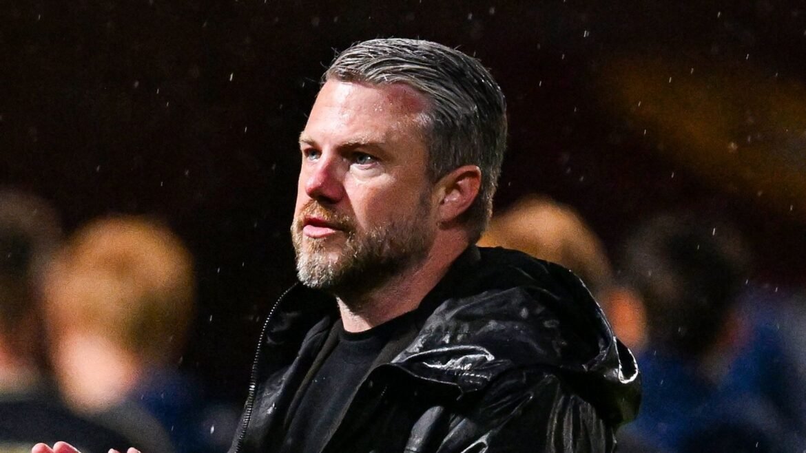 MOTHERWELL, SCOTLAND - SEPTEMBER 27: Aberdeen Manager Jimmy Thelin applauds fans at full time during a William Hill Premiership match between Motherwell and Aberdeen at Fir Park Stadium, on September 27, 2025, in Motherwell, Scotland. (Photo by Rob Casey / SNS Group)