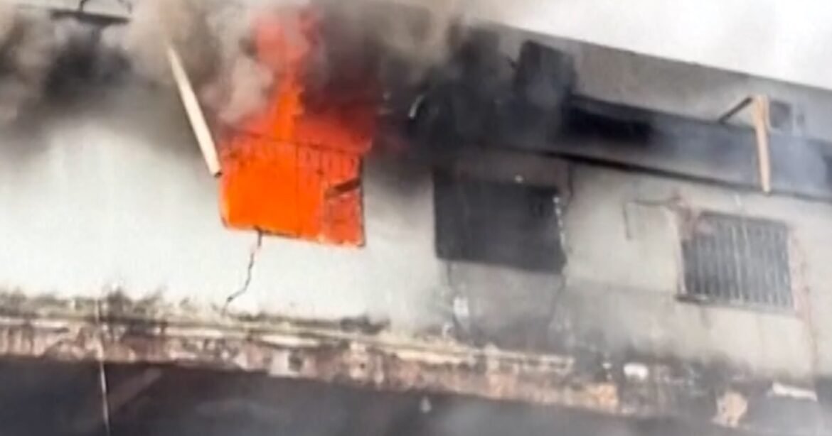 At least 10 killed in Pakistan shopping mall fire