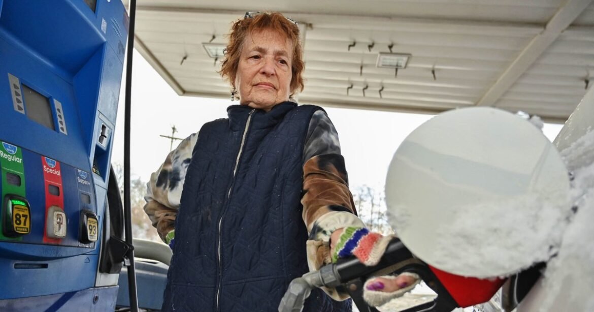 Average nationwide gas prices will dip below $3 per gallon this year, GasBuddy projects