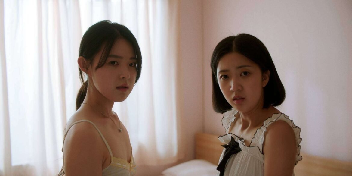 Kim Ju-eun as Seon-yeong and Kim Do-yeon as Ji-yeong in I Would Rather Kill You