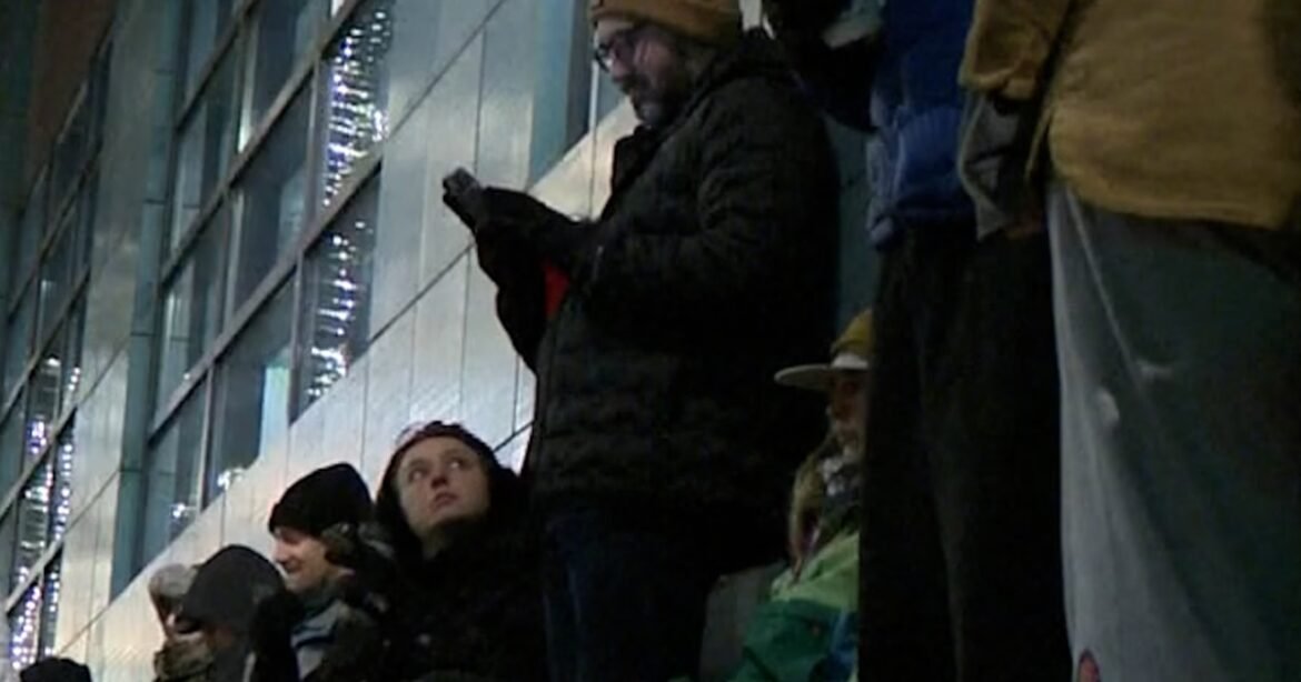 Couples wait overnight to secure wedding spots at Oregon parks