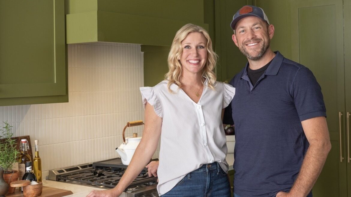 Jenny and Dave Marrs return for Season 6 of "Fixer to Fabulous" on HGTV.