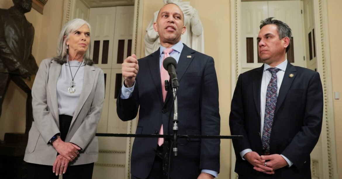 Hakeem Jeffries Says No to Funding ICE. Democrats Still Aren’t United. – Mother Jones