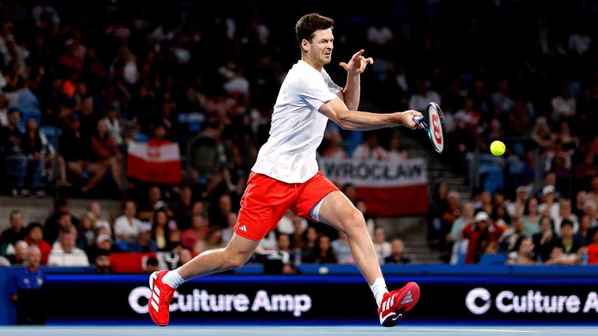 Hubert Hurkacz sends the United Cup final to a deciding mixed doubles.