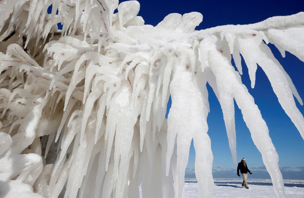 Ice cloaks Lake Michigan ahead of US polar vortex | Weather