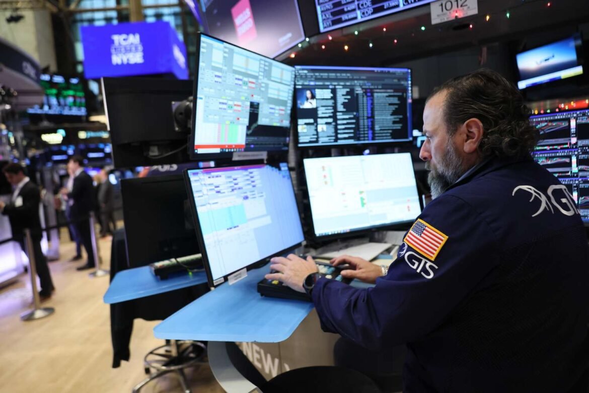 Major Stock Indexes Close Mixed; Dow Advances; Data-Storage Shares Drag Nasdaq
