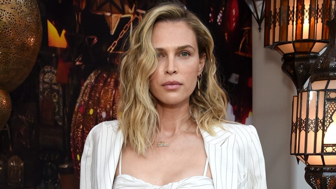 Sara Foster backs U.S. capture of Venezuela's Maduro amid humanitarian work