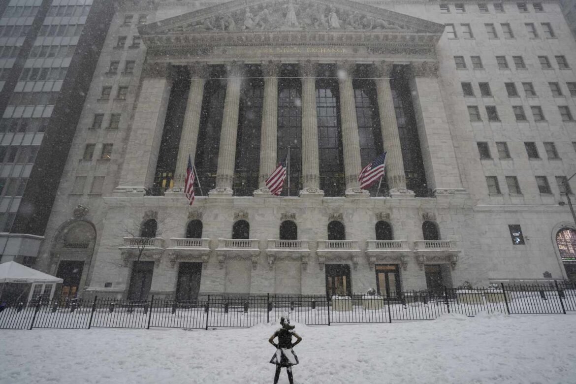 Stock Futures Slip on Geopolitical Developments Ahead of Big Tech Earnings Week, Fed Decision; Gold Tops $5,000 for First Time