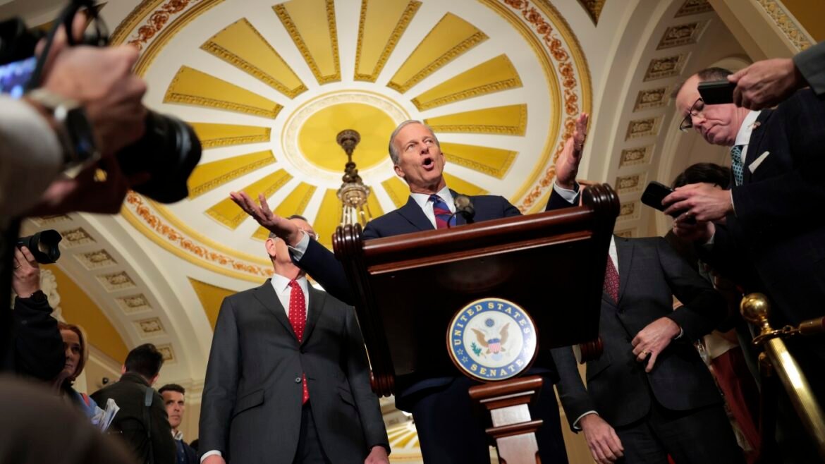 Top Republicans praise Venezuela operation as some...