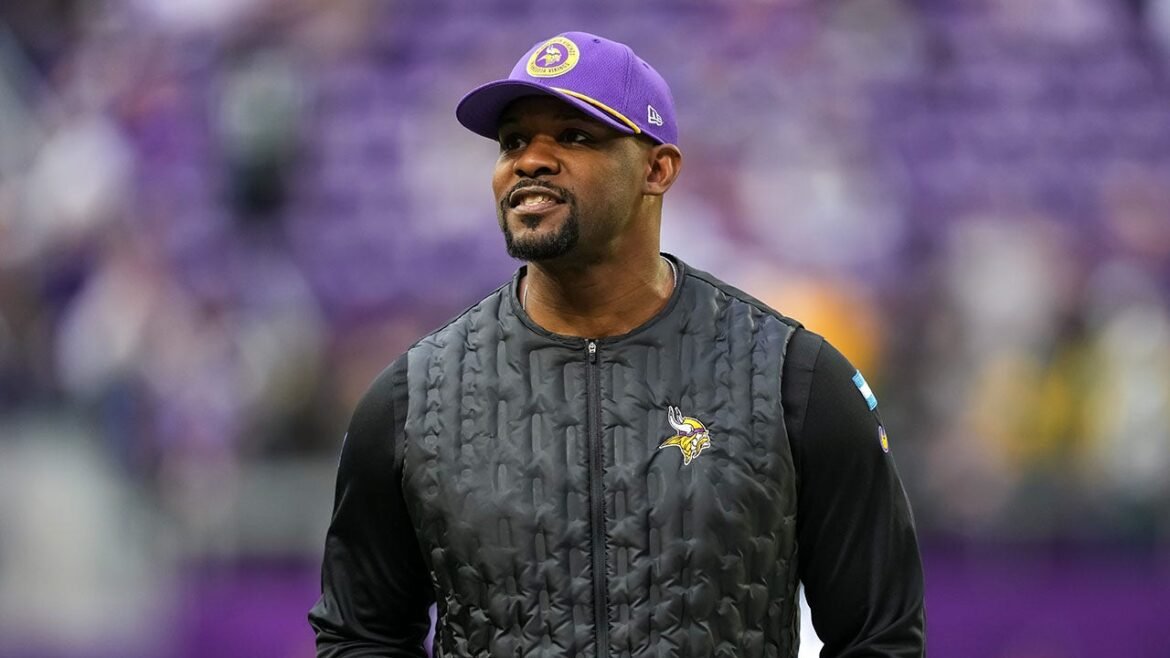 Vikings announce contract extension for DC Brian Flores