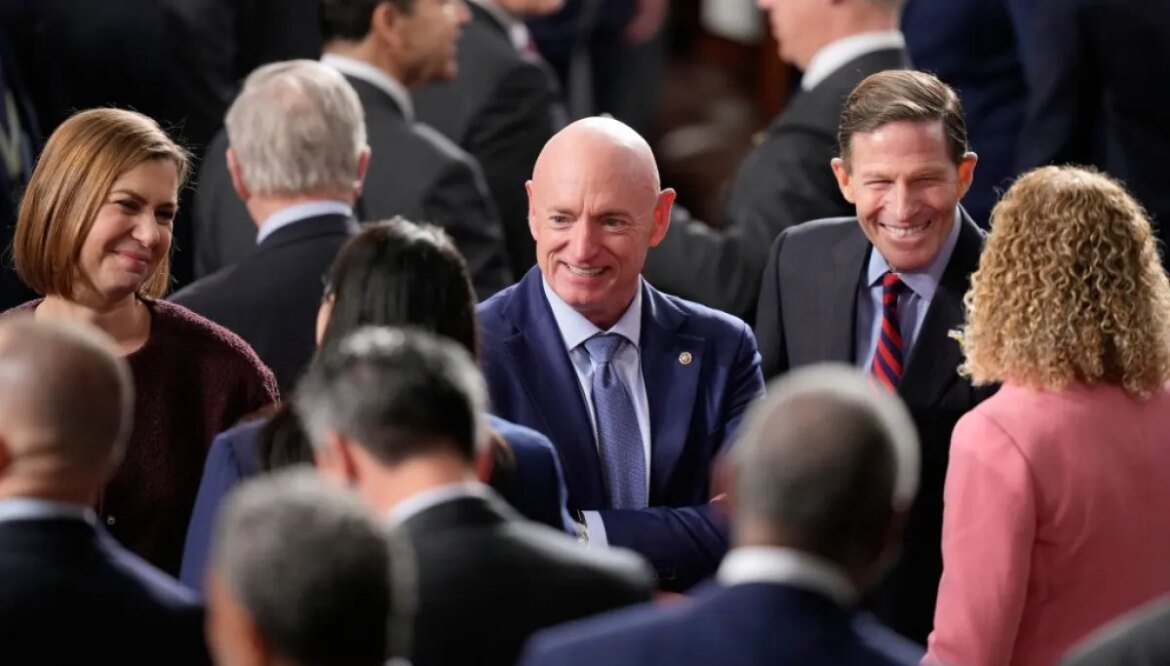 Democrats targeted over ‘illegal orders’ video attend Trump speech