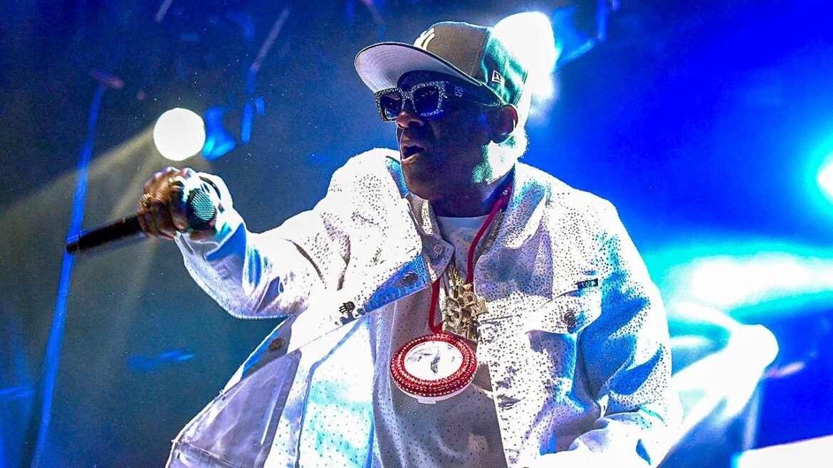 Flavor Flav invites women's hockey team to Vegas party after Trump decline