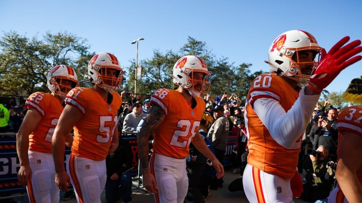 Follow our live updates from Lightning’s outdoor Stadium Series game