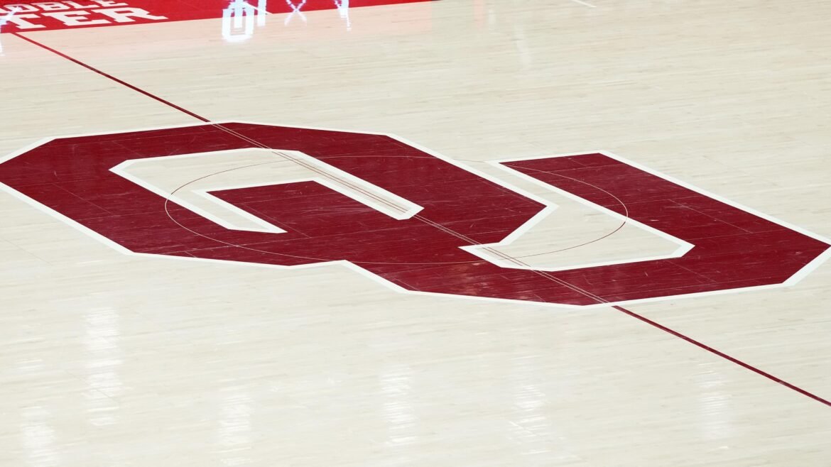 Georgia vs. Oklahoma MCBB Game Delayed After Popcorn Machine Catches on Fire in Video