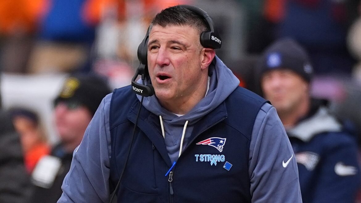 Patriots' Mike Vrabel named Coach of the Year at NFL Honors