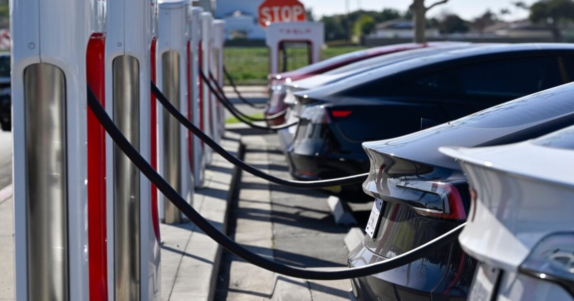 Trump’s Climate Repeal Will Kill America’s Transition From Gas Guzzlers to EVs – Mother Jones