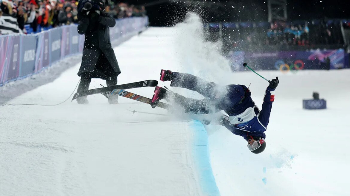 US skier Nick Goepper crashes hard on gold-medal attempt