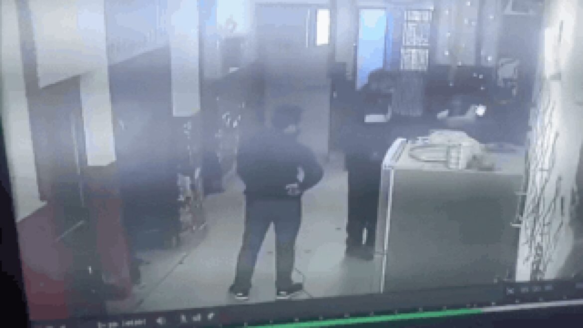 Video: CCTV shows inmates attacking policemen,...