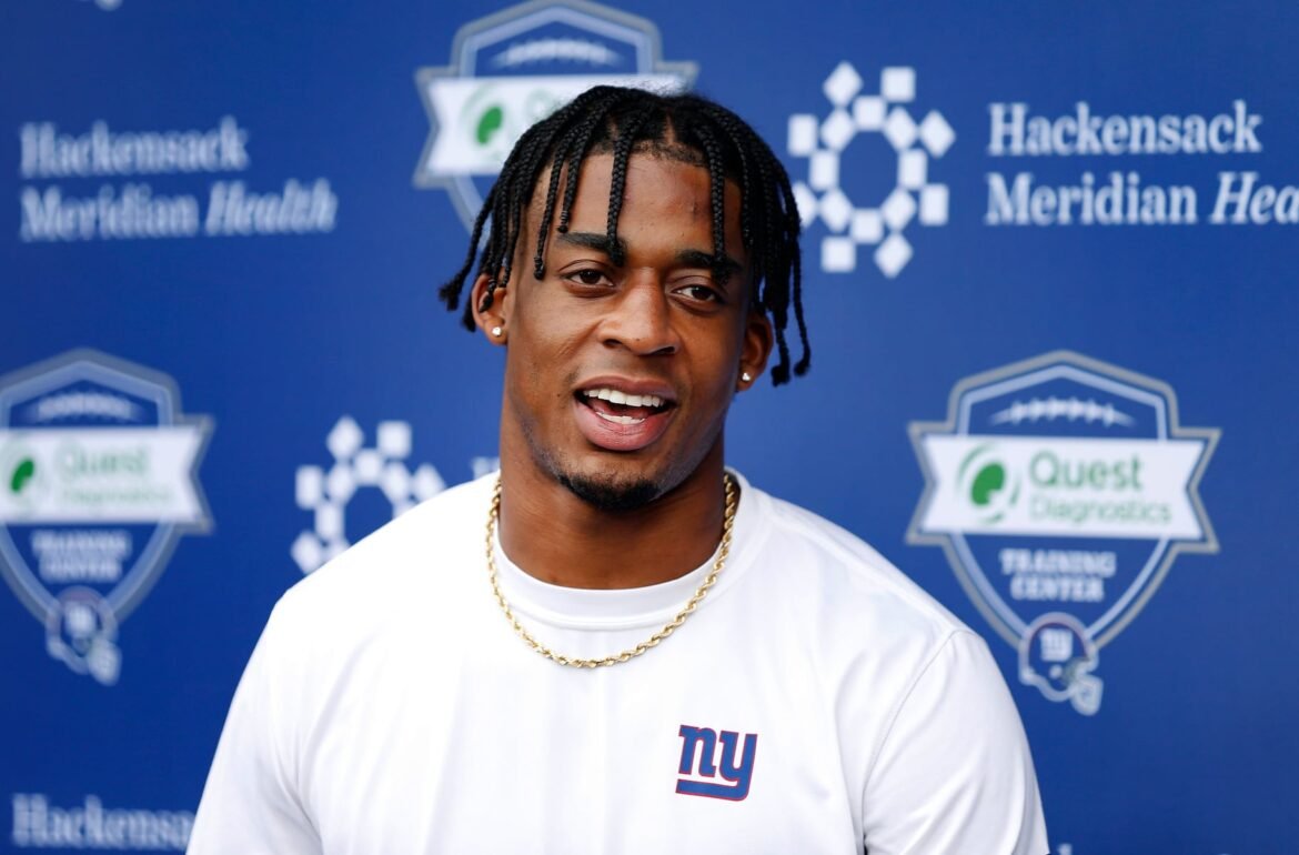 New York Giants cornerback Cor'Dale Flott signed with the Titans. 