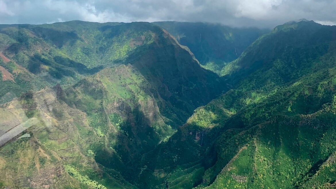 Helicopter crash off Kauai, Hawaii kills 3 and injures 2 near Nā Pali Coast