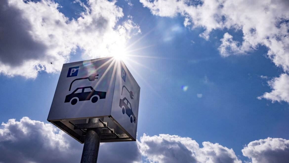 How long do electric vehicle batteries actually last? : NPR