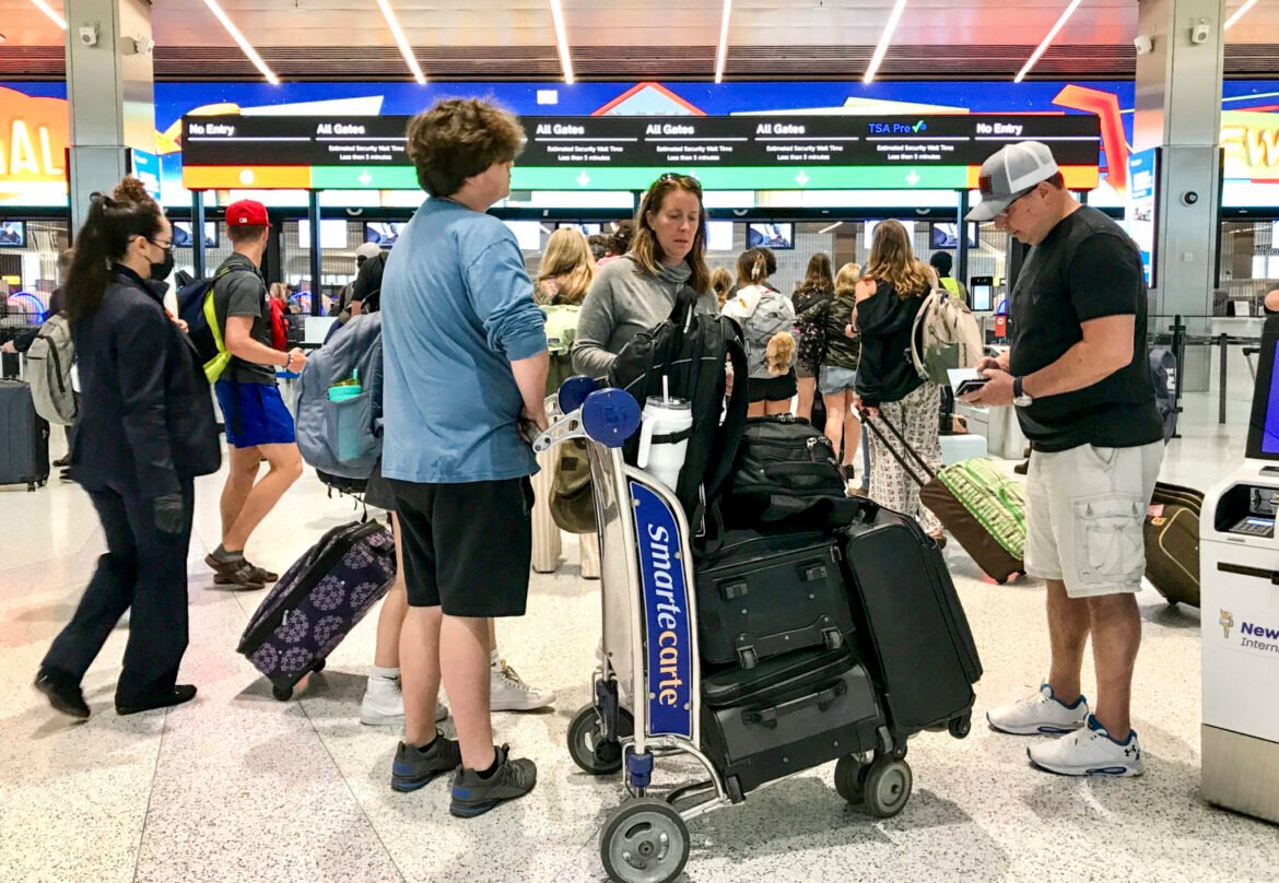 Long security lines start popping up at airports as TSA officers go without pay • New Jersey Monitor