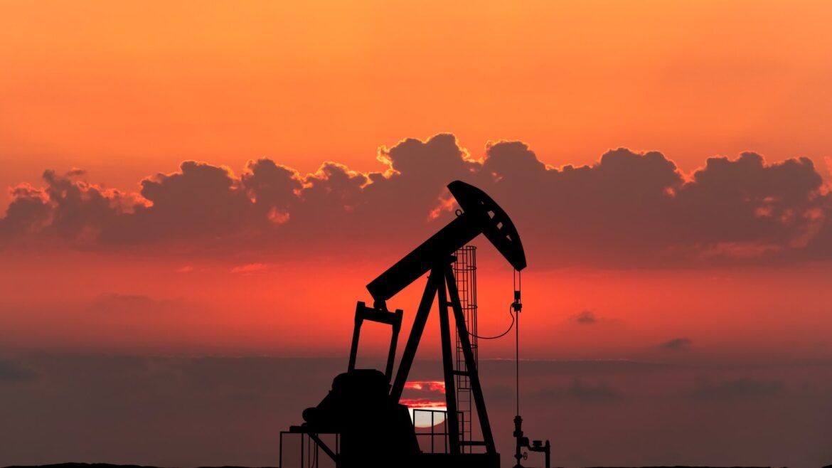 Oil prices fall after Energy Secretary post creates confusion over U.S. Navy escorts of tankers