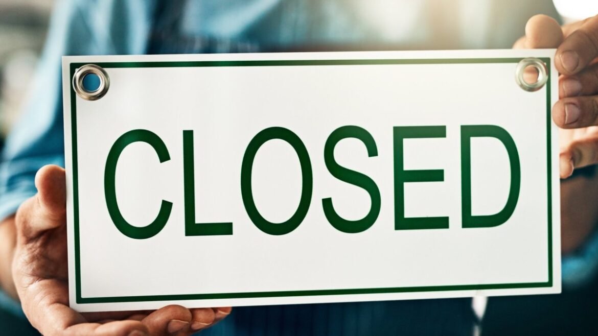 Struggling mall retailer closes 100s of stores