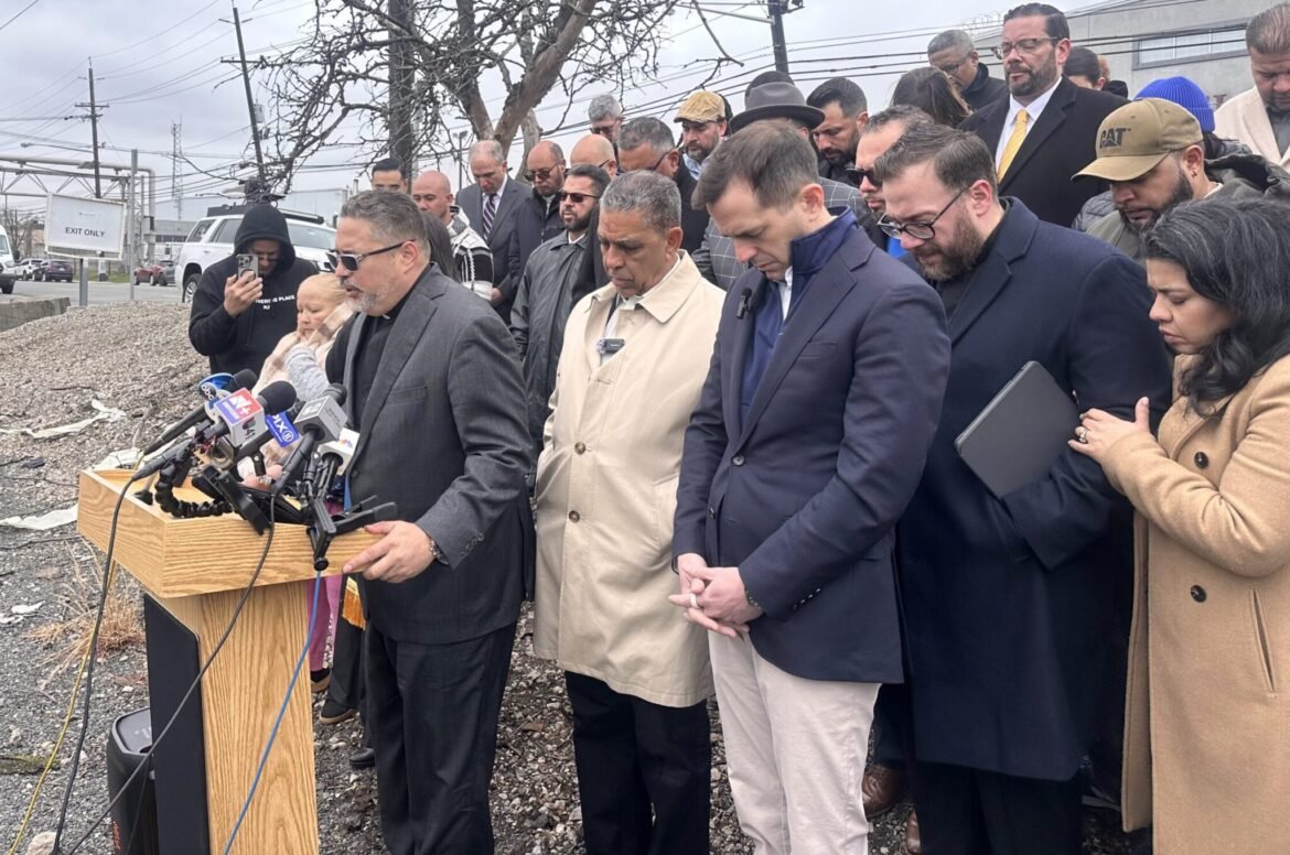 Advocates gather outside Newark migrant jail for pastor detained by ICE • New Jersey Monitor