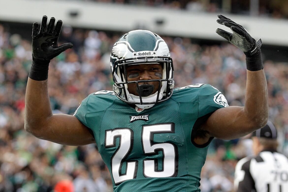 PHILADELPHIA, PA - NOVEMBER 13:  LeSean McCoy #25 of the Philadelphia Eagles celebrates after scoring a touchdown against the Arizona Cardinals during the first half at Lincoln Financial Field on November 13, 2011 in Philadelphia, Pennsylvania.  (Photo by Rob Carr/Getty Images)