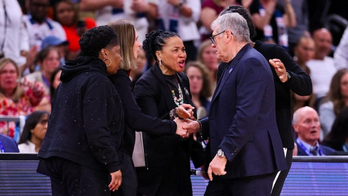 Geno Auriemma refuses handshake after shouting match with Dawn Staley