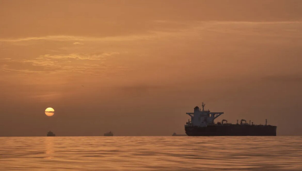 Iran fires on multiple vessels after re-closing Strait of Hormuz