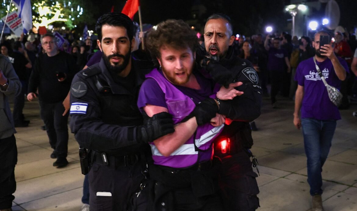 Israeli police arrest antiwar protesters in Tel Aviv | US-Israel war on Iran