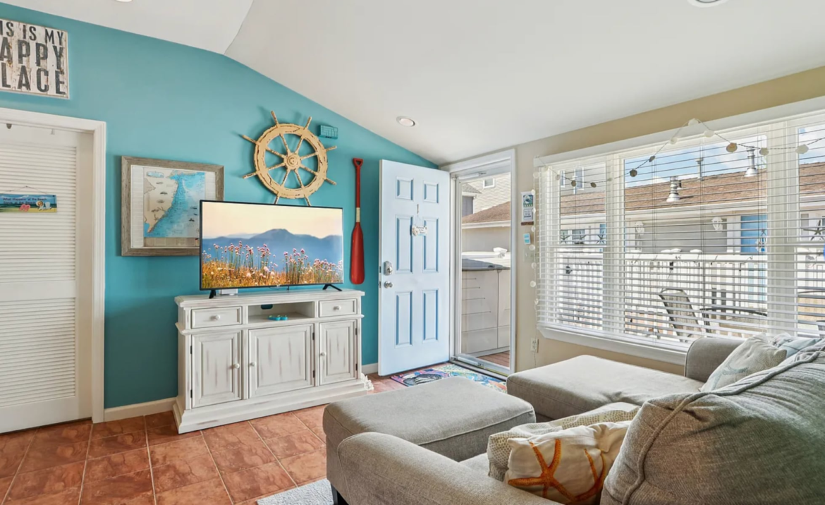 The unit is 552 square feet.