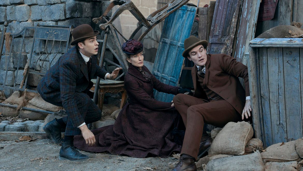 Hero Fiennes Tiffin, Natascha McElhone, Dónal Finn in Young Sherlock