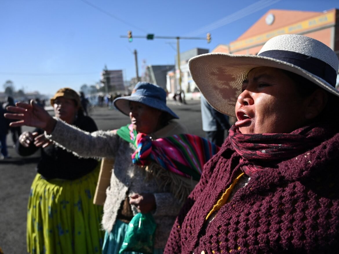 Bolivia launches early-morning crackdown on roadblocks outside La Paz | Protests News