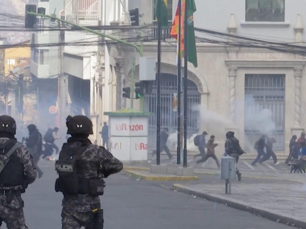 Bolivian miners clash with police demanding president resign | Protests