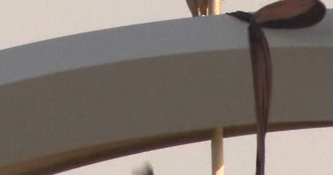 Man climbs D.C. bridge to protest Iran war