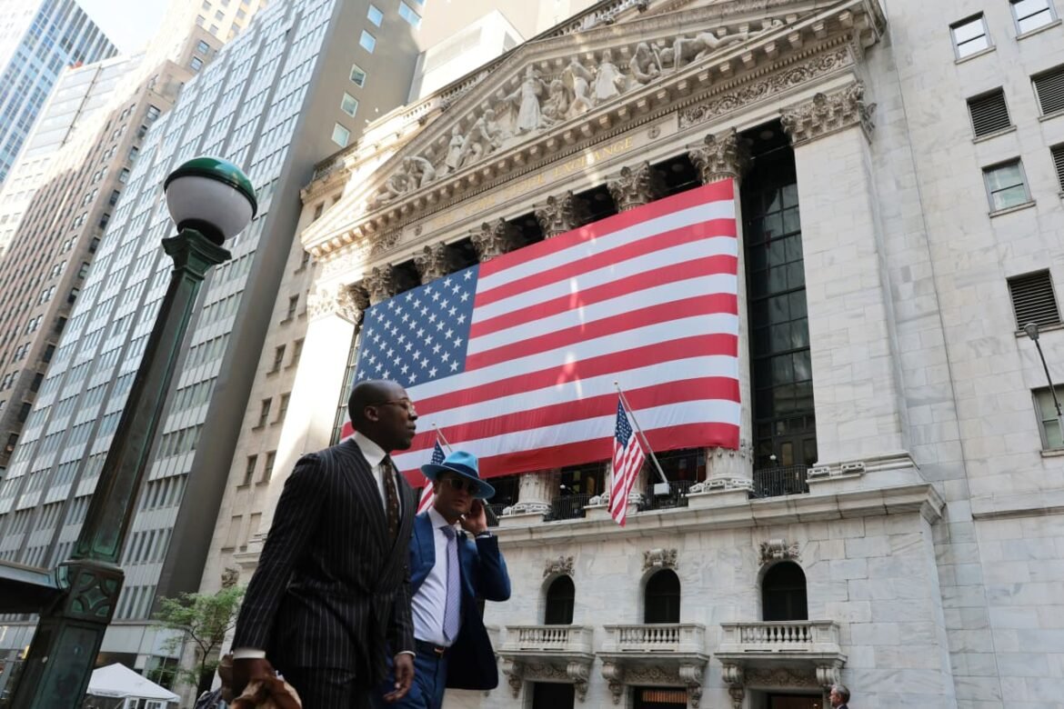 Oil rises, U.S. stock futures dip as Wall Street looks to extend its winning streak