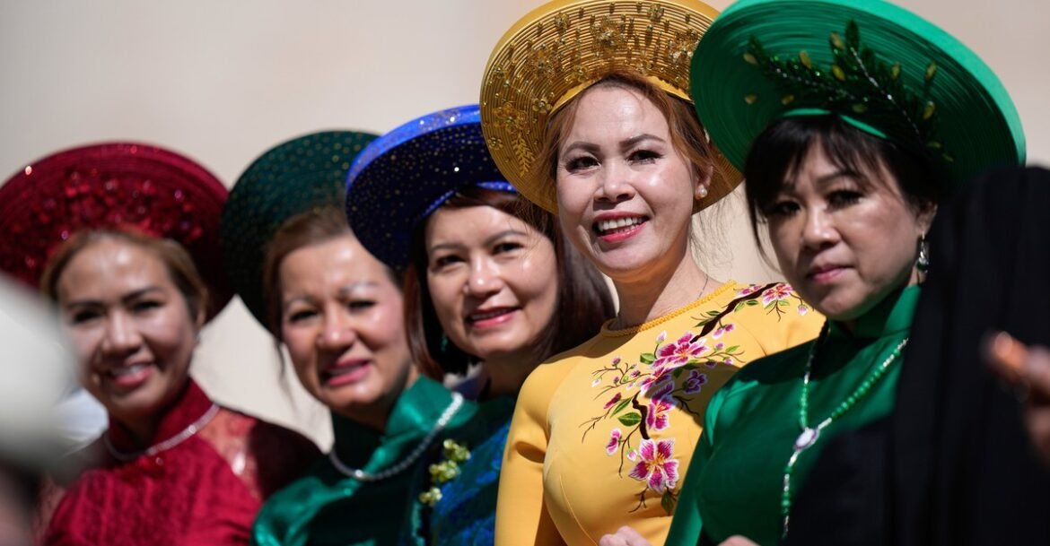 Photos of the Week: Chief Mouser, Pet Gala, Soapbox Race
