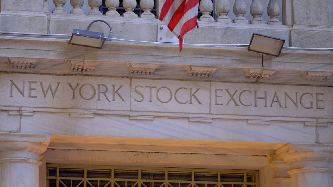 Stocks Settle Higher on Strong Tech Earnings and Economic Resilience