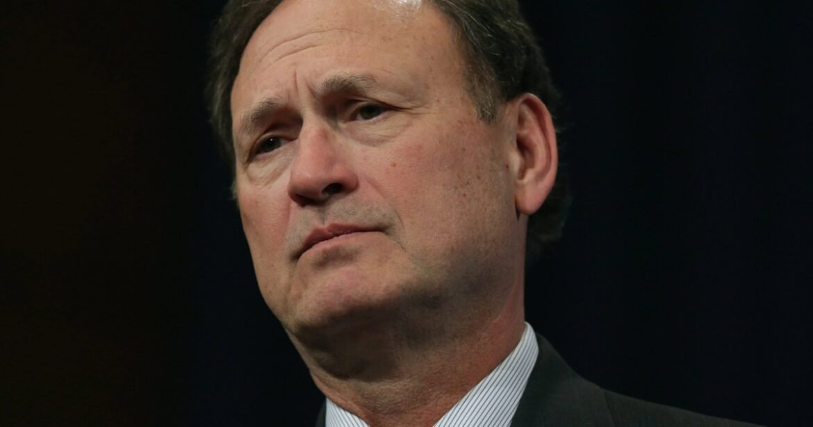 Watchdogs Urge Senate to Investigate Samuel Alito’s Oil Stock Conflicts – Mother Jones