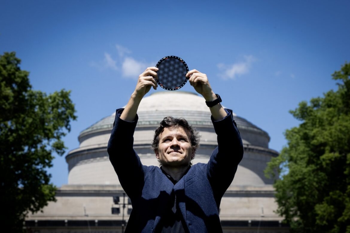 Pablo Jarillo-Herrero wins Kavli Prize in Nanoscience | MIT News