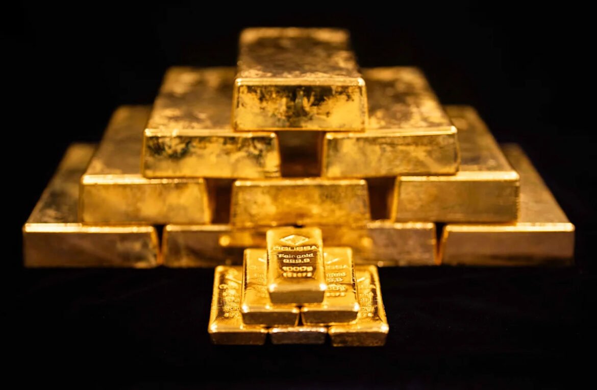 The Price of Gold Sinks Under $4,000 for the First Time Since November