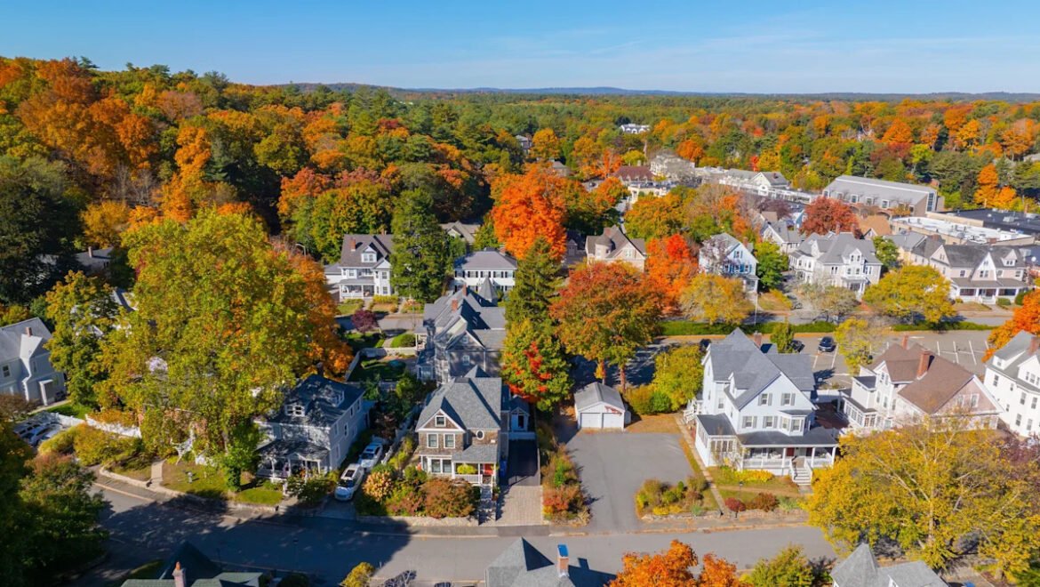 The top 10 wealthiest US suburbs have average incomes as high as $612K, but experts warn they're magnets for crime