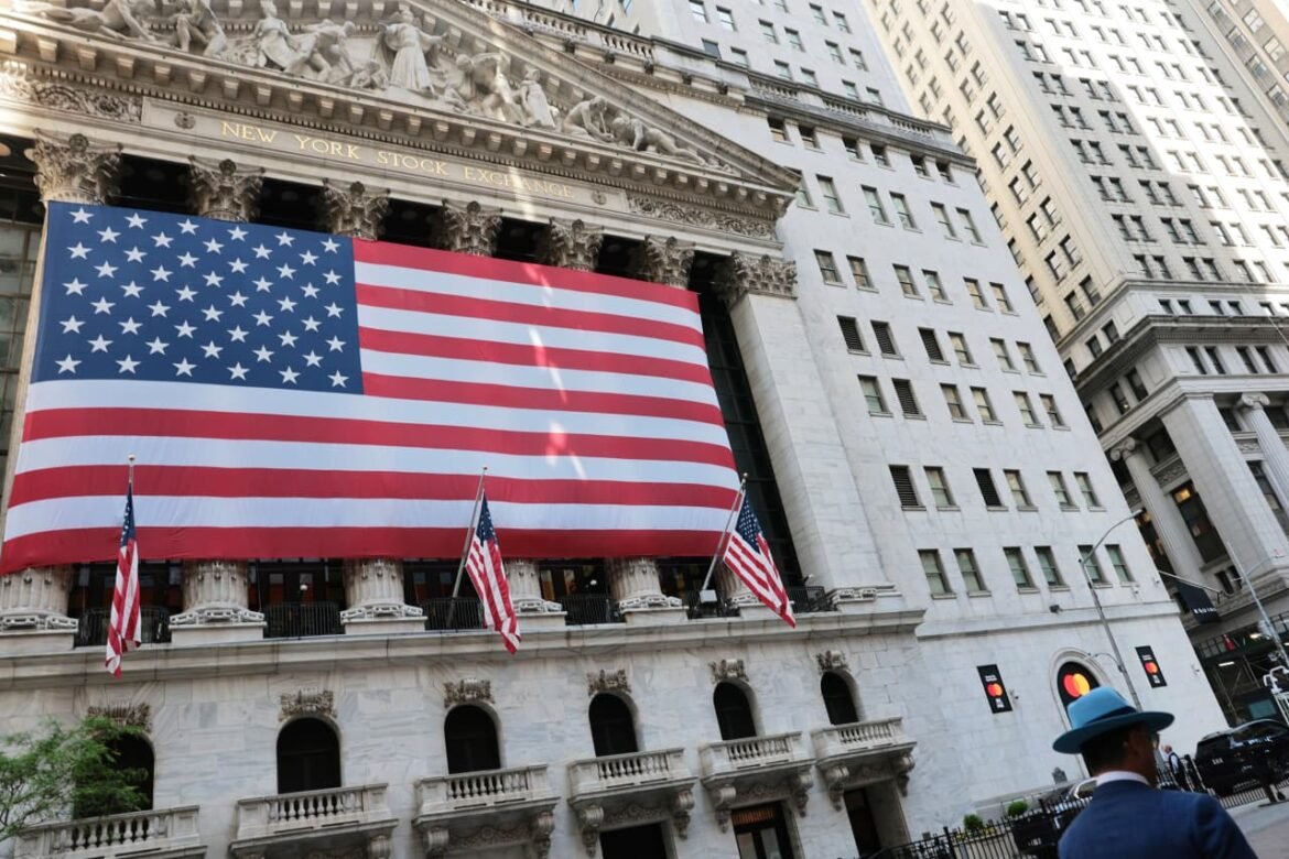 U.S. stock futures dip, oil prices surge as new attacks threaten the cease-fire with Iran