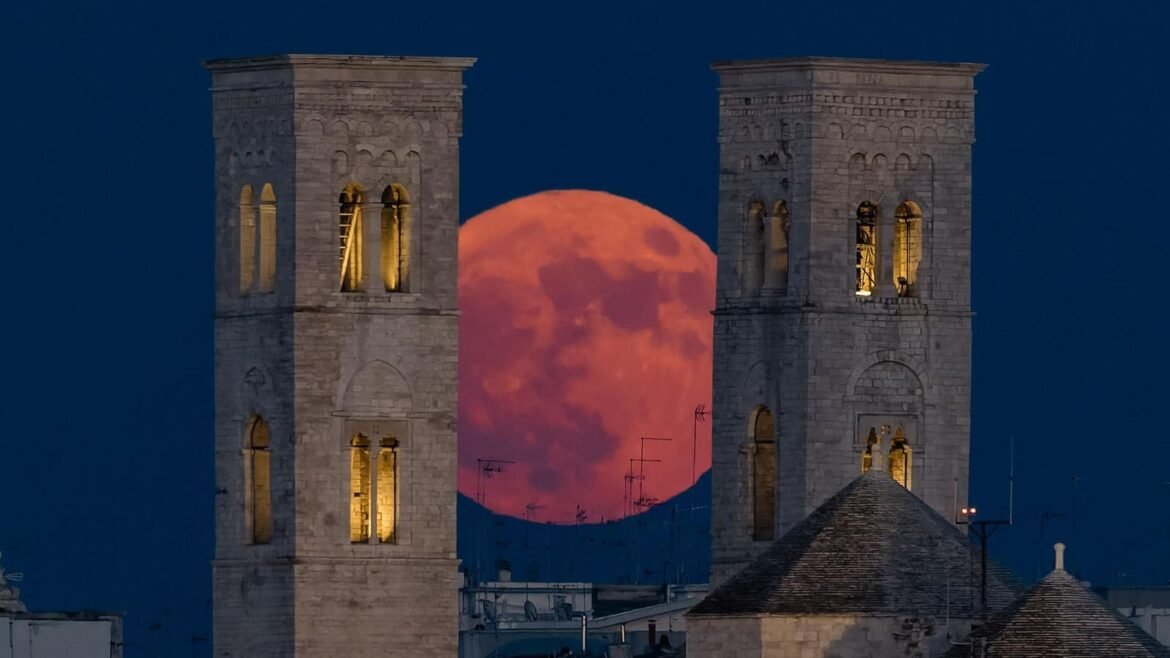 ‘Strawberry Moon’ Lights Up Night Sky Around The World